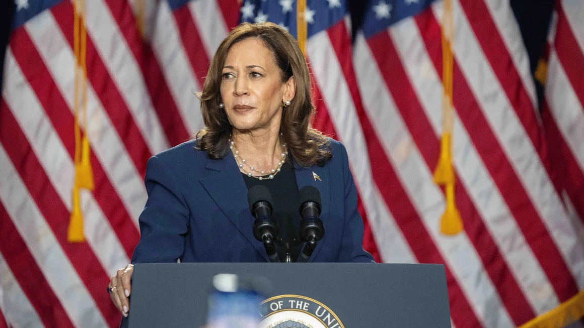 Kamala Harris bo  razkrila ime podpredsedniškega kandidata – Izbira med guvernerjem Pensilvanije Joshem Shapirom, senatorjem iz Arizone Markom Kellyjem in guvernerjem Minnesote Timom Walzem.