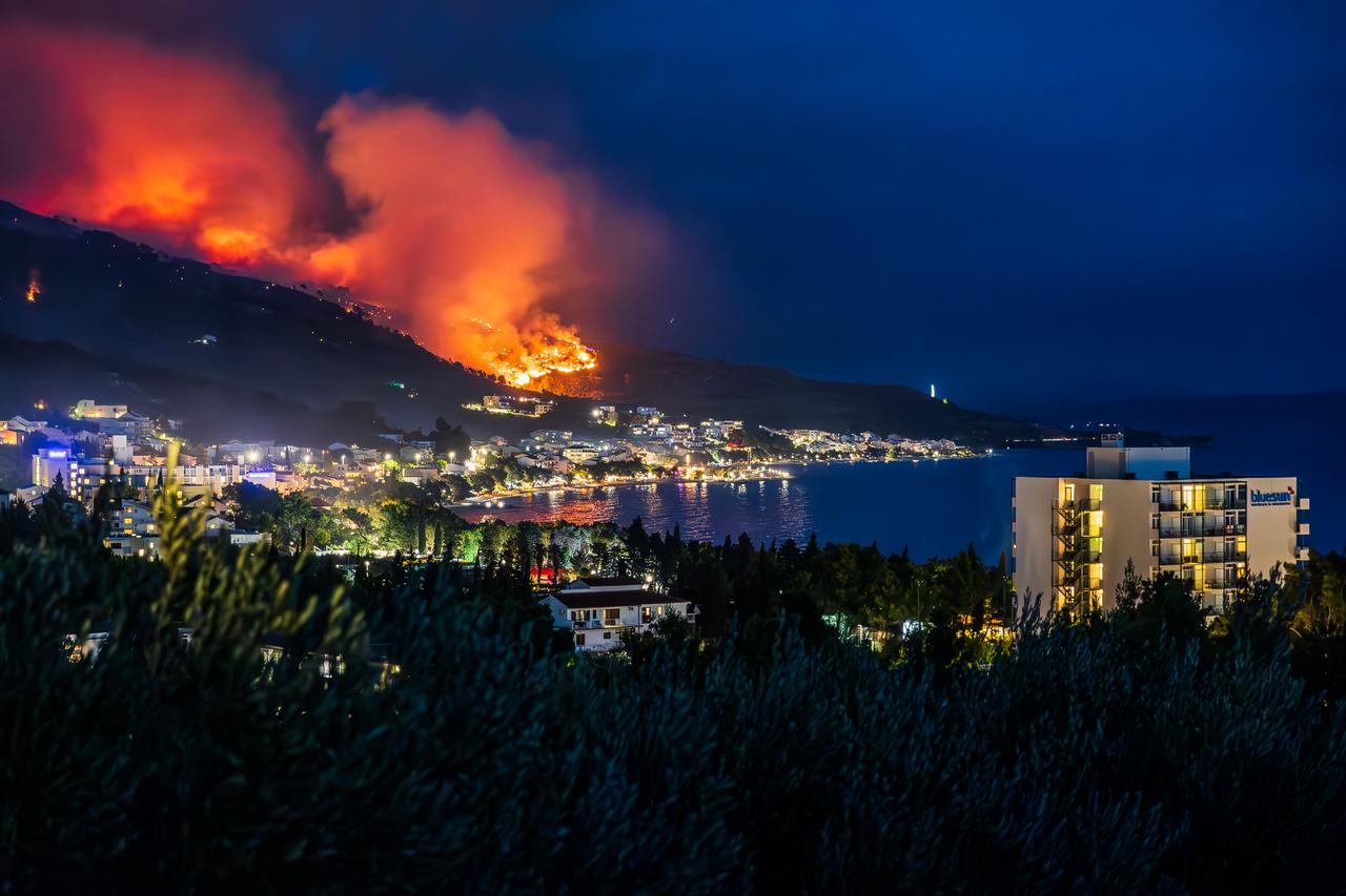 “Gori z vseh strani. Manjka nam ljudi in sredstev” – Požari besnijo po Dalmaciji