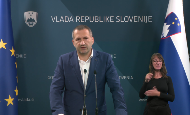 (V ŽIVO) “Poletja ni več, poletja ni več… ostal bo spomin na iskanja, bilo je lepo.” – Damir Črnčec v stilu Melosa o tem ali bo ostal državni sekretar pod Borutom Sajovicem