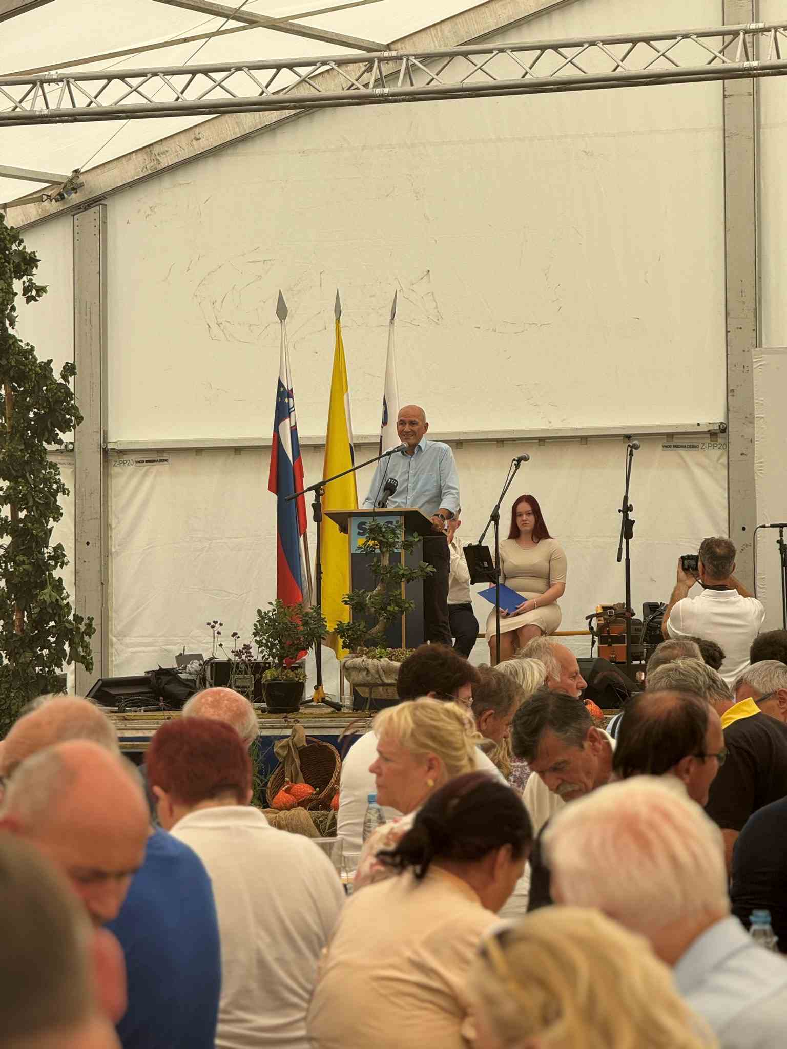 Janez Jaša dogajanje okoli evropskega komisarja ocenjuje, kot “klofutanje Slovenije”: “To, kar se dogaja s kandidaturo za Evropsko komisijo, je sramota”