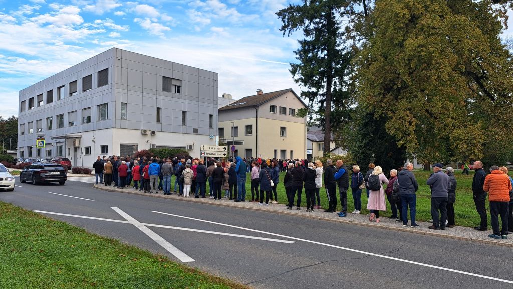 (VIDEO) Kako sta prizore iz Slovenske Bistrice, kjer so ljudje od ranega jutra v dolgih vrstah čakali za vpis k novi osebni zdravnici, komentirala Janez Janša in Jaša Jenull?