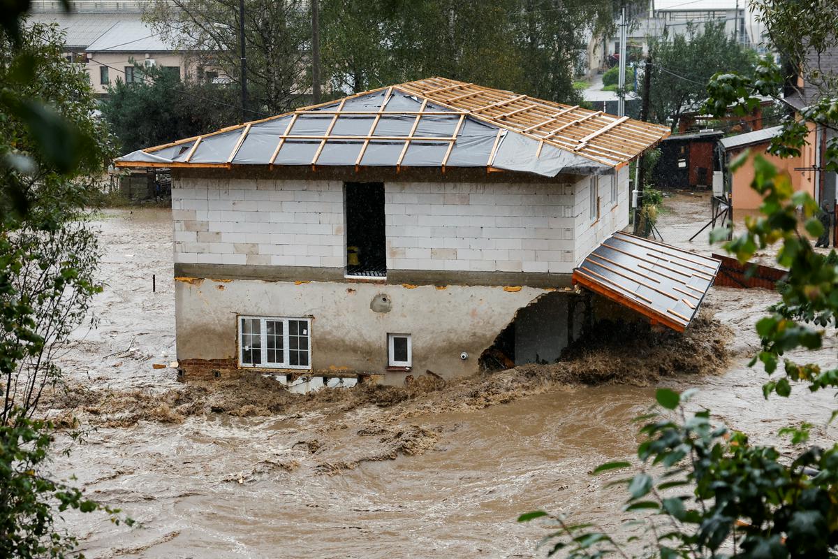 Na Poljskem, Češkem in v Avstriji opustošenje in izredno stanja zaradi naravne katastrofe