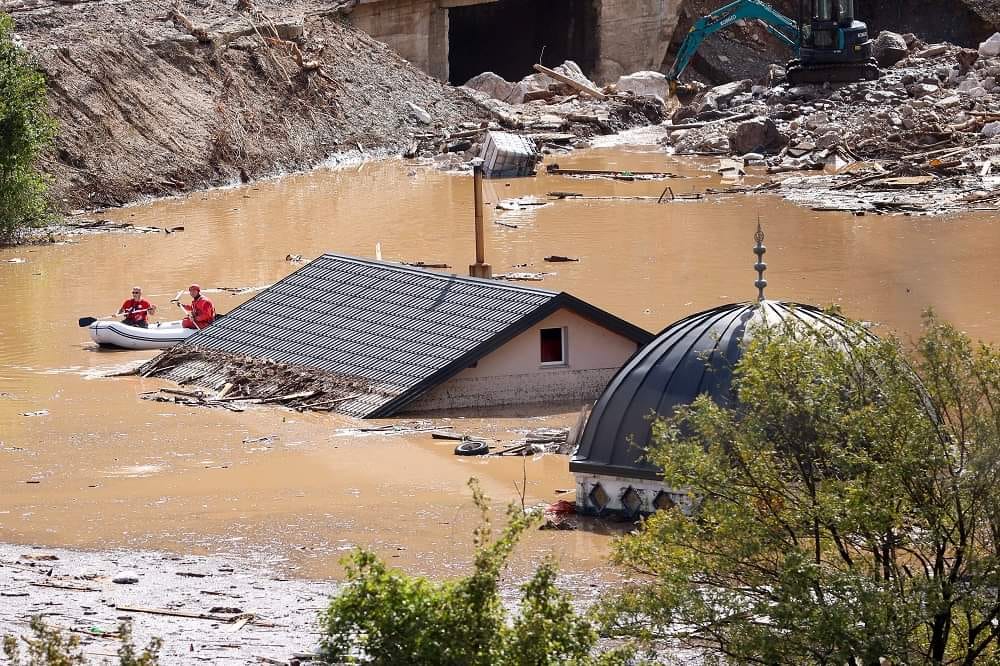 (VIDEO) Poplave v BiH vzele najmanj 20 življenj, 40 ljudi pogrešanih