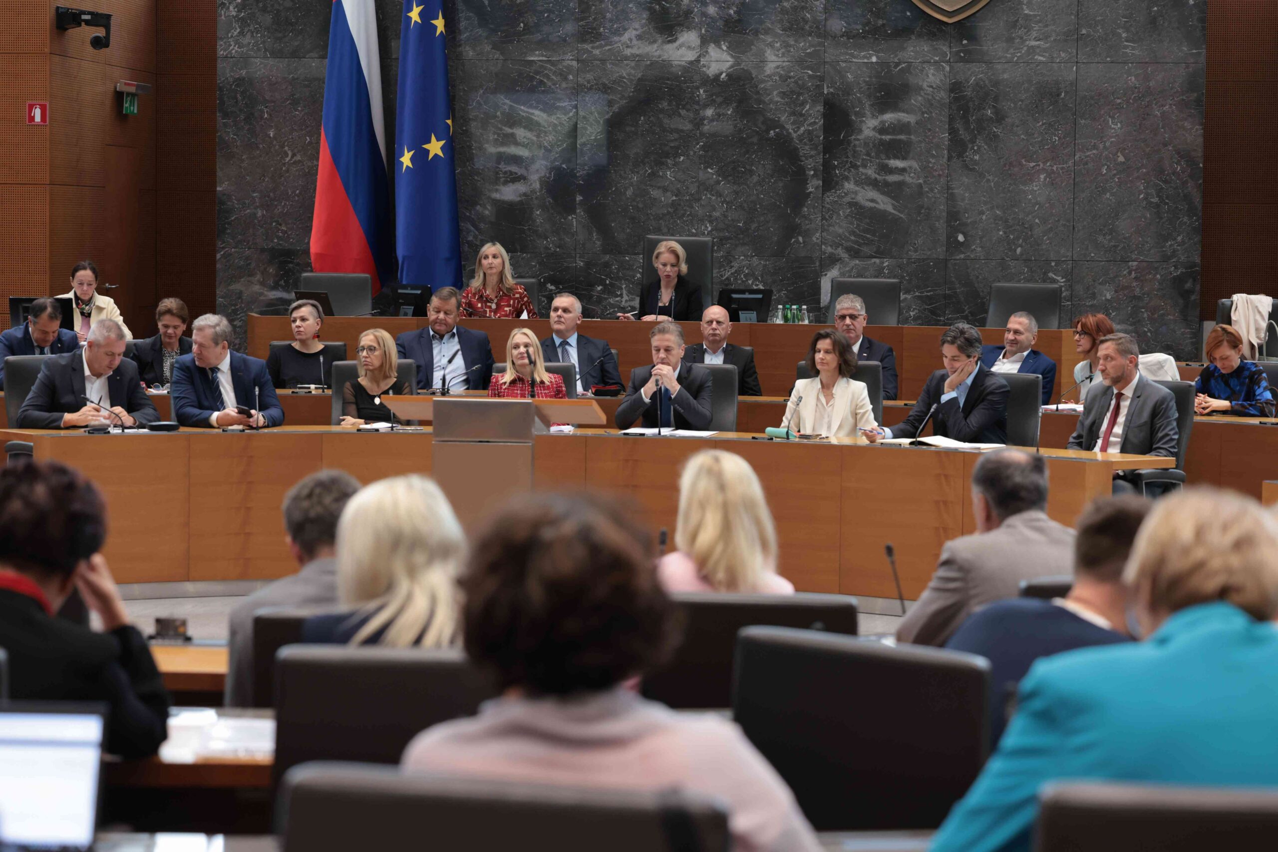 Na ponedeljkovi izredni seji o imenovanju Boruta Sajovica in Vinka Logaja v vlado Roberta Goloba