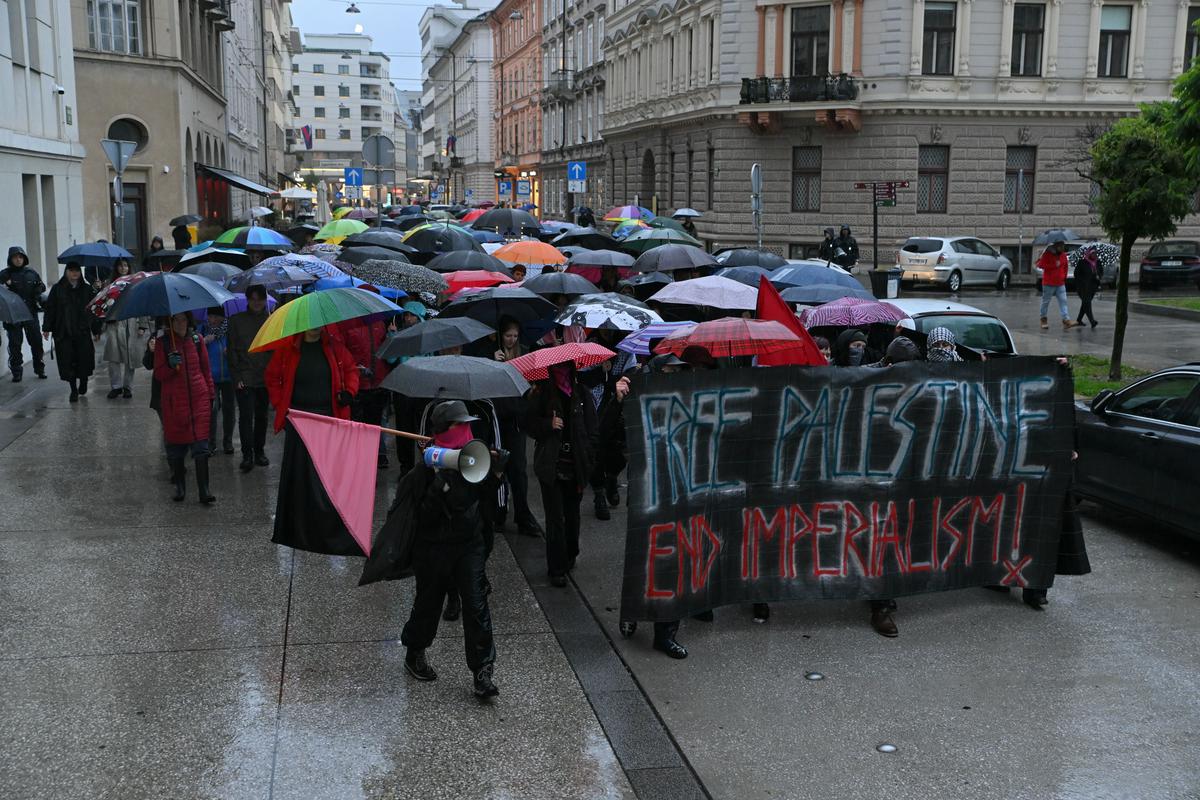 Protestniki sinoči v Ljubljani  zahtevali “vojaški embargo proti Izraelu, sankcije, prekinitev diplomatskih stikov”  Levica pa je v senci jedrske grožnje zahtevala ustavitev vojaško pomoč Ukrajini