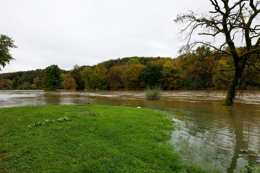 Poplave v porečju Krke in Kolpe, razlivajo pa se tudi reke v porečju Ljubljanice, Pesnice, Vipave, Meže in Dravinja v spodnjem toku