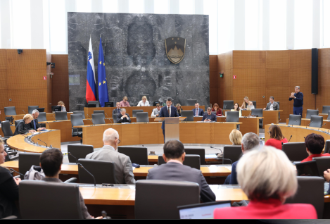 Poslanci bodo z mize “pospravili” odlok  – V DZ postopki za preklic referenduma o Jeku 2