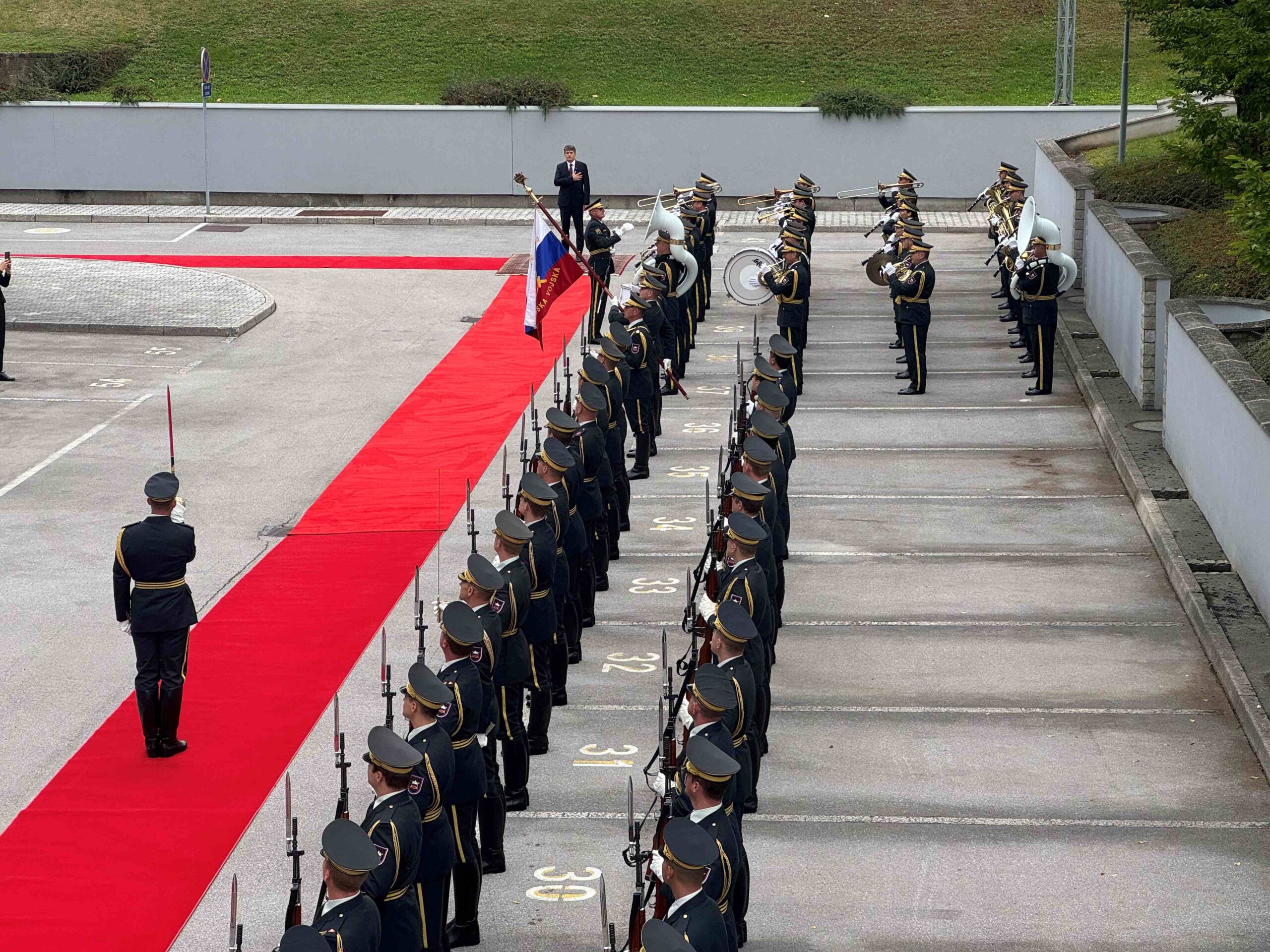 (V ŽIVO) Sajovic prevzema posle obrambnega ministra od premiera Roberta Goloba