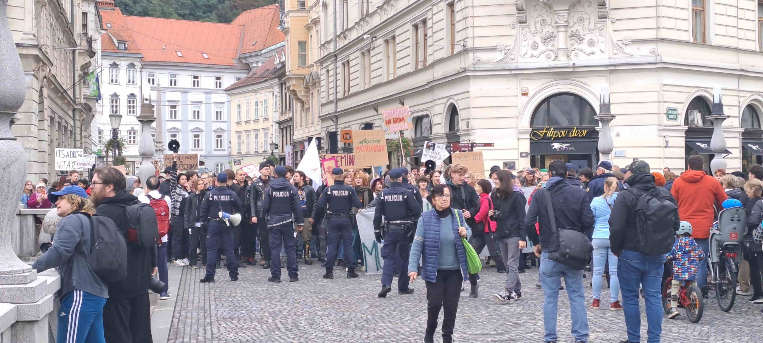 (VIDEO) “Ni bilo kaj hudega”-Shod proti in protishod za splav na Prešernovem trgu