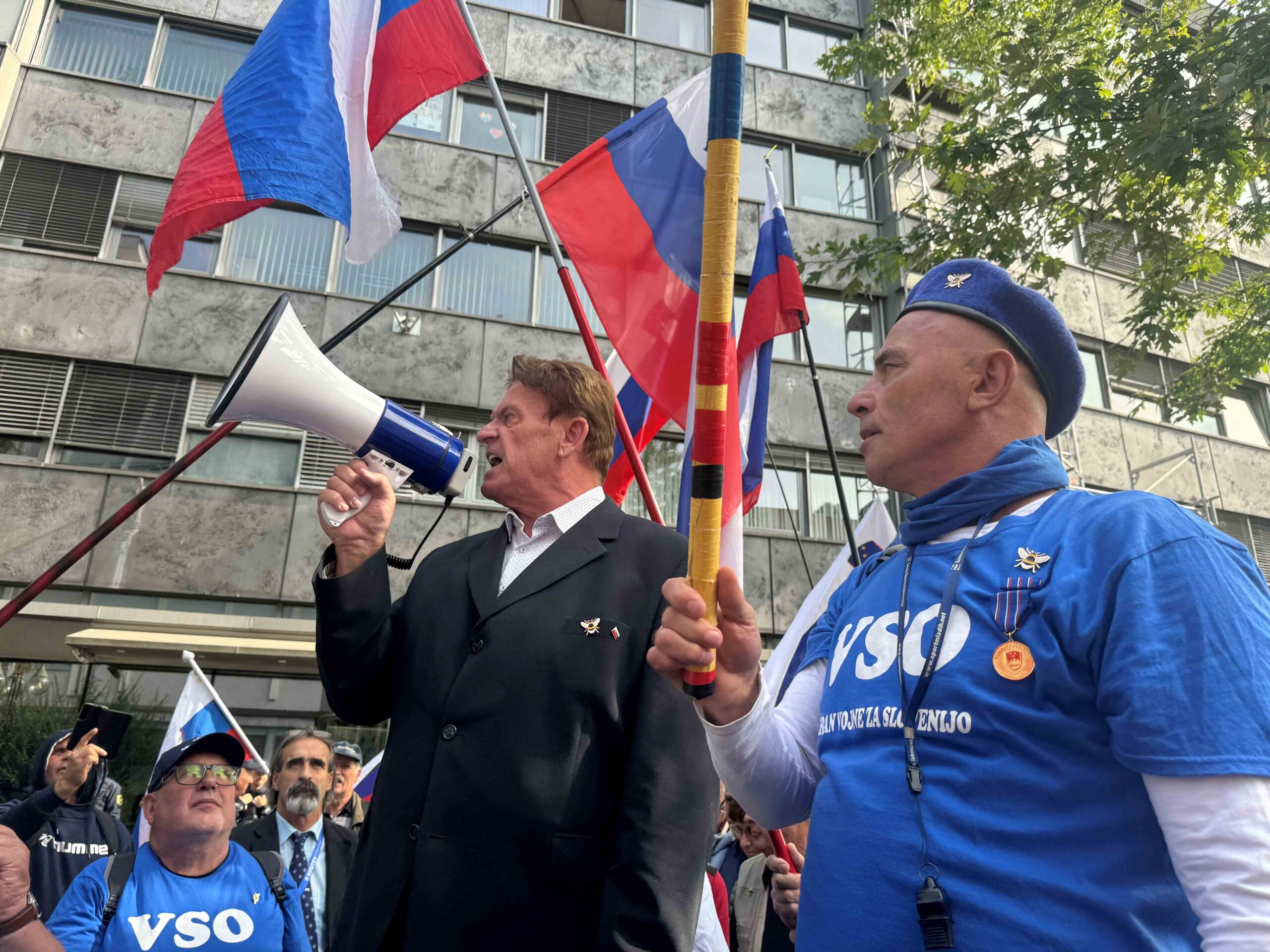 (V ŽIVO) Protest: Ruparjevi s protestnim shodom pred nacionalko in na Trgu republike “obeležujejo mednarodni dan starejših”