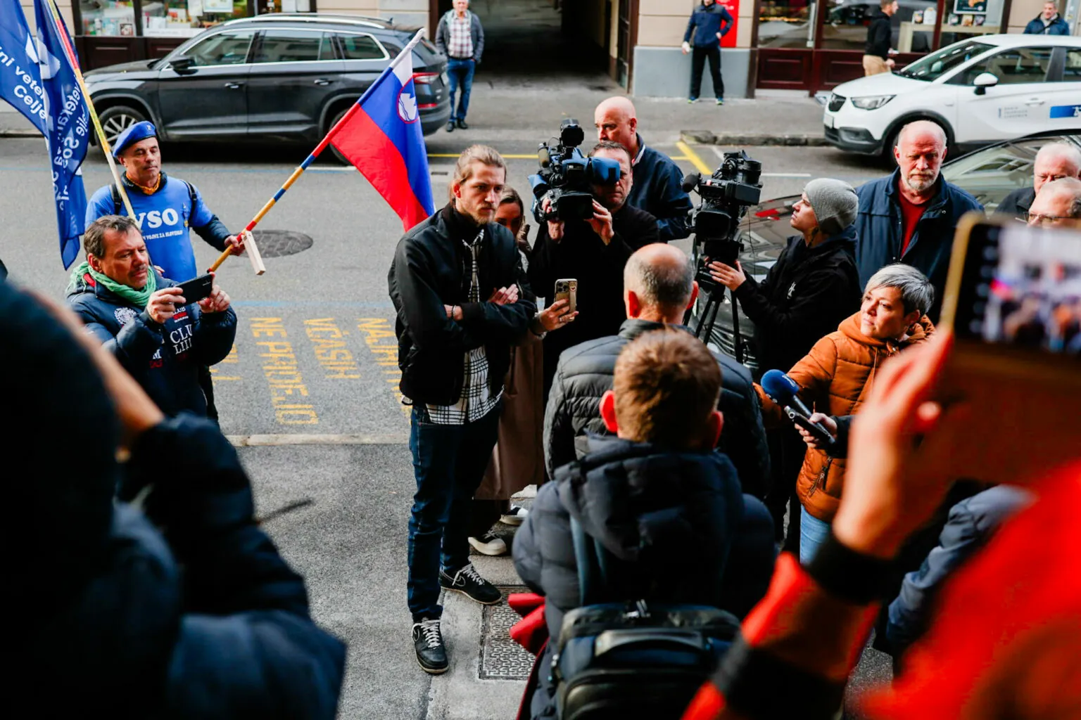 (V ŽIVO) Pred sodiščem v Celju, kjer sodijo Janezu Janši, danes protestni shod “proti krivičnemu sodstvu”