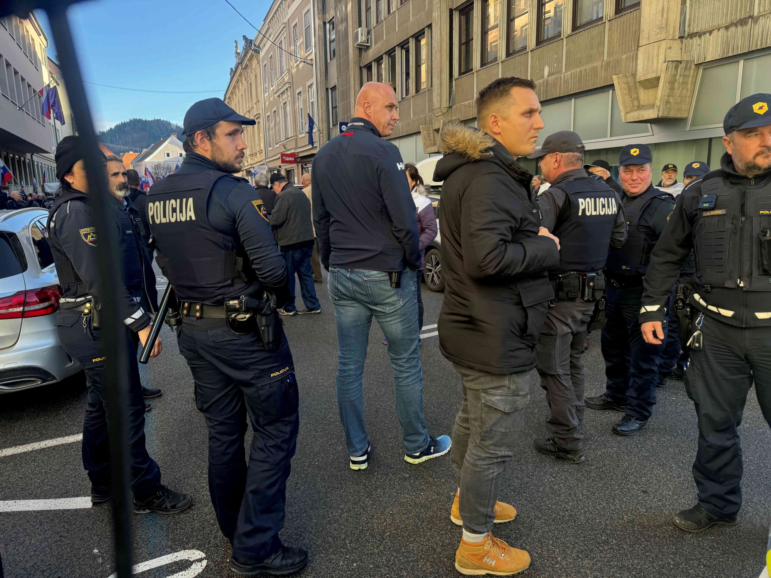 (VIDEO) “Gola pištola”: Poglejte ekskluzivni posnetek intervencije policistov v civilu s pištolo za pasom, ob katero se je obregnil Janša