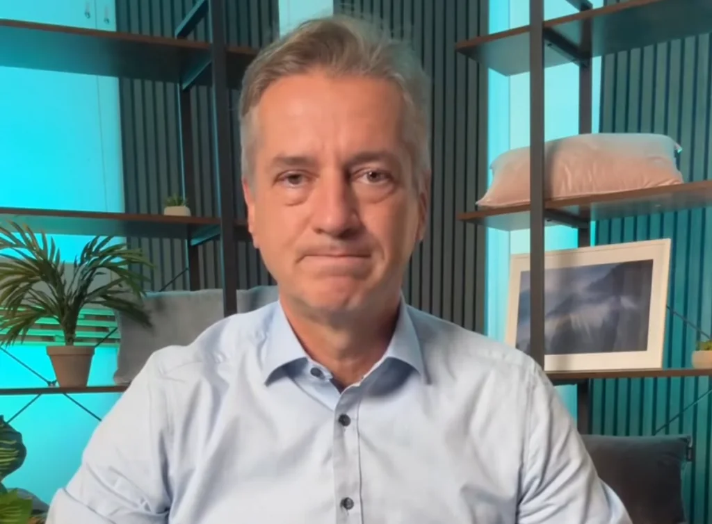 (VIDEO) Pranje umazanega perila: “Operite perilo čez vikend” – Ko nič ni več prav, kar naredi Robert Golob, tudi če prelaga pranje, ko je cenejši tok