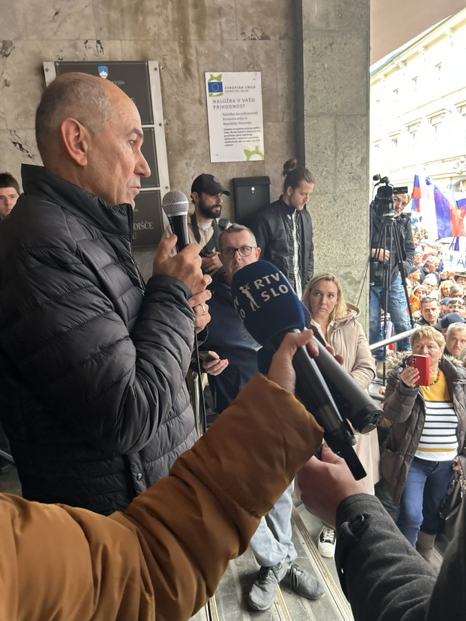 Andreja Katič na  Ob osmih na Radiu Slovenija o “slabem vtisu” po torkovem protestu Janševih podpornikov Celju, ker poglablja “delitve med ljudmi in na nek način spodkopava temelje demokratične ureditve”