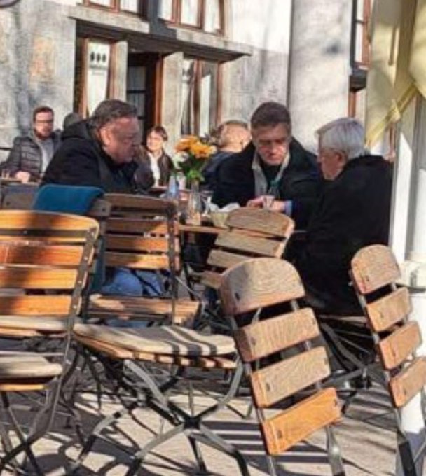 “Bilo je nekoč v Sloveniji” – Poglejte, kako so včeraj na ljubljanski tržnici staknili glave “veliki trije”:  Golob, Kučan in Janković- o čem so govorili?