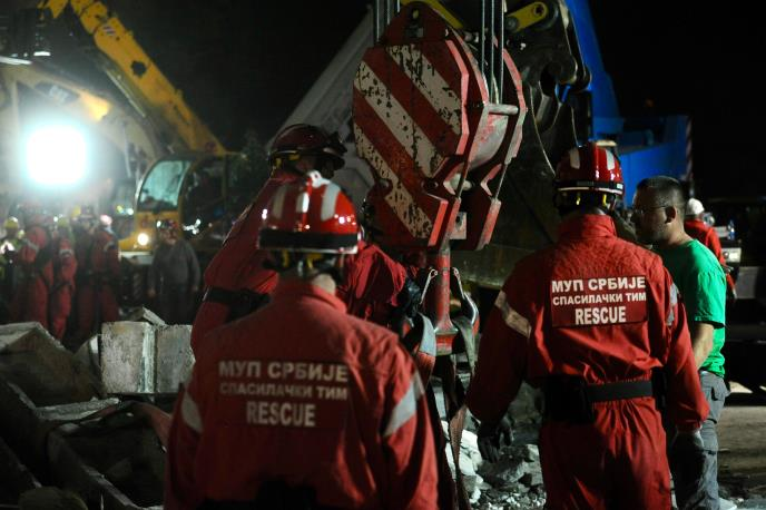 Tragedija:  Na železniški postaji v Novem Sadu, kjer se je zrušil del strehe, umrlo 14 ljudi