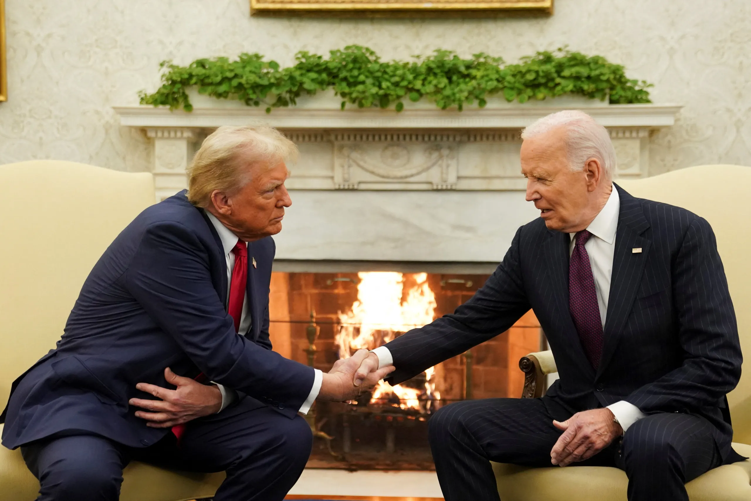 (VIDEO) Biden med srečanjem v ovalni pisarni Trumpu dejal “dobrodošel nazaj”