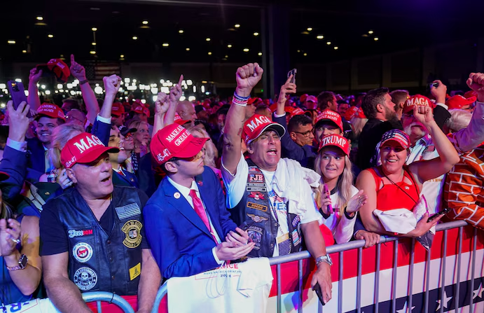 V volilnem taboru Trumpa v pričakovanje Trumpovega zmagovalnega govora , v taboru Harris vse bolj tiho