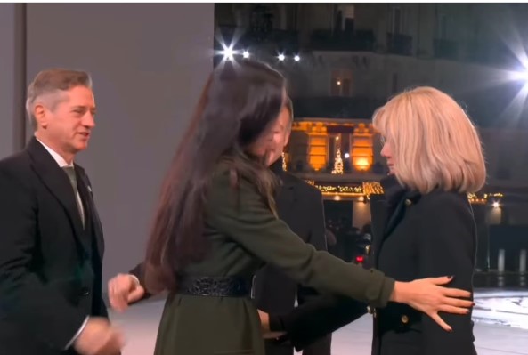 (VIDEO) Tina Gaber stisnila poljub Brigitte Macron, Macron in Golob pa sta se pozdravila, kot stara prijatelja