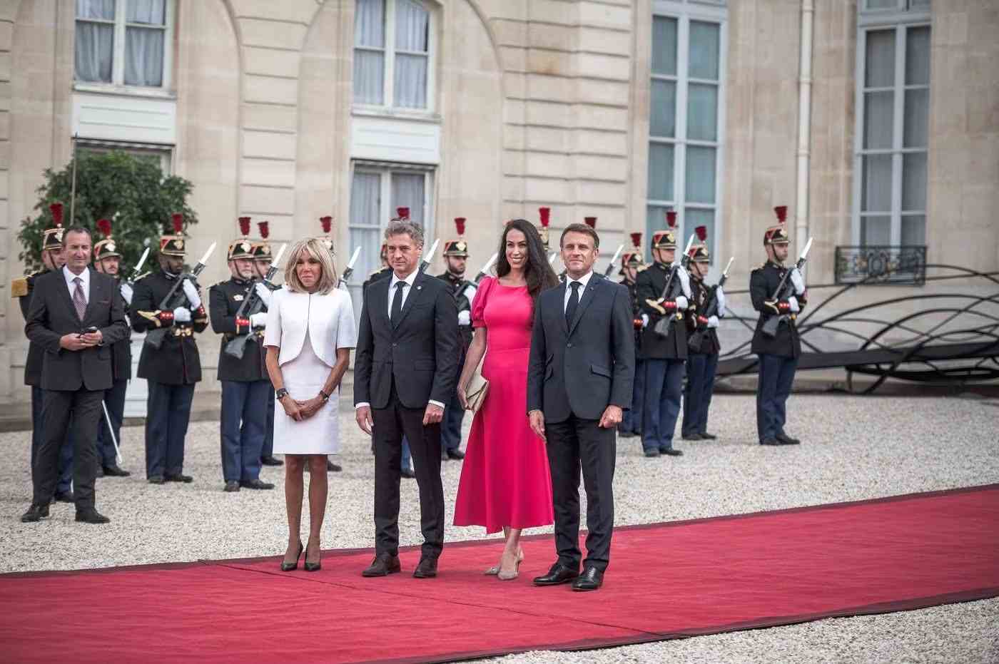 Tudi Robert Golob, v spremstvu partnerke Tine Gaber v Pariz, na ponovno odprtje znamenite katedrale Notre-Dame